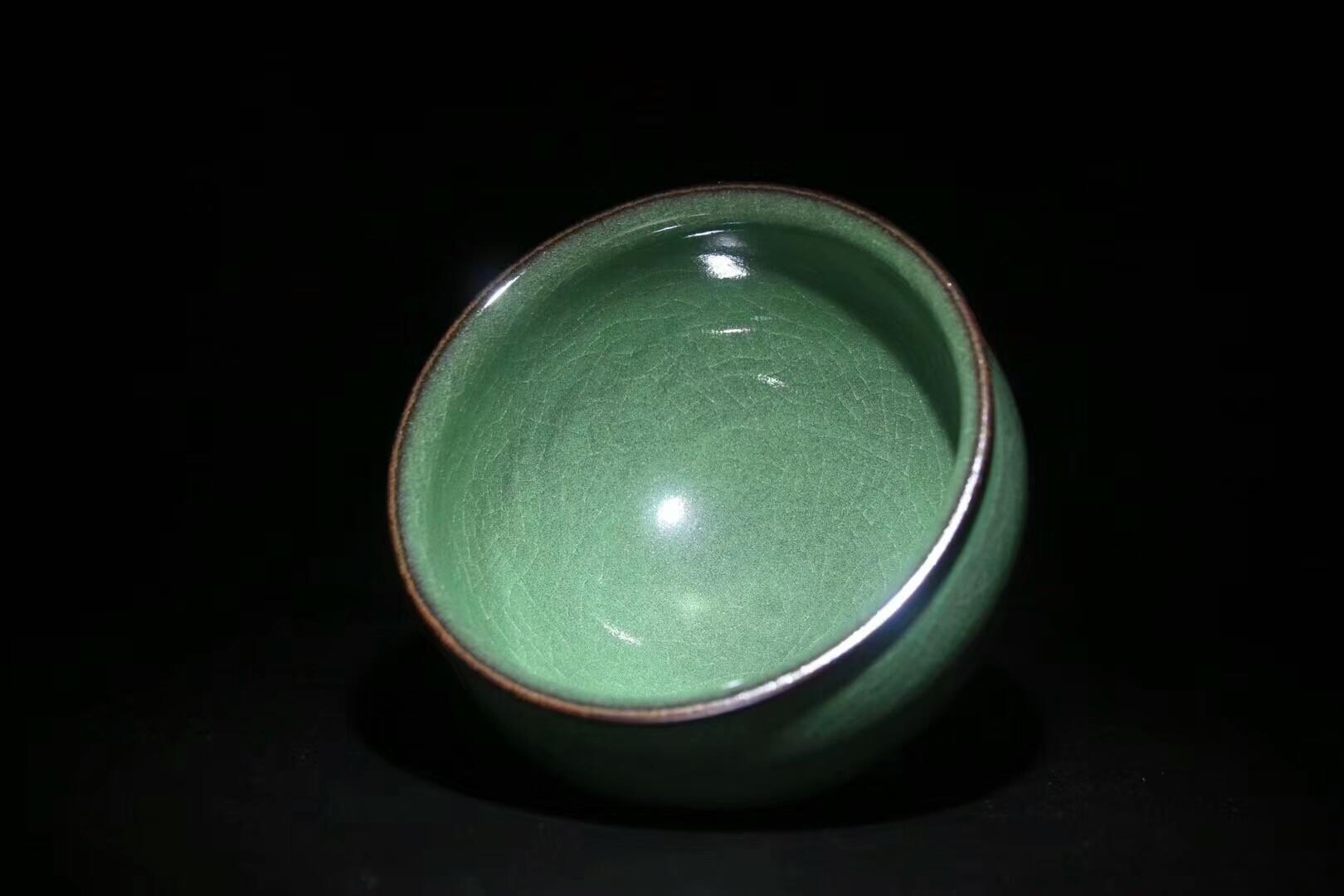 范永壽老師 作品 龍窯柴燒翡翠綠開片紋理清晰，溫潤如玉，使用后開片更漂亮[愉快]喜歡的老鐵來吧[捂臉][勾引]