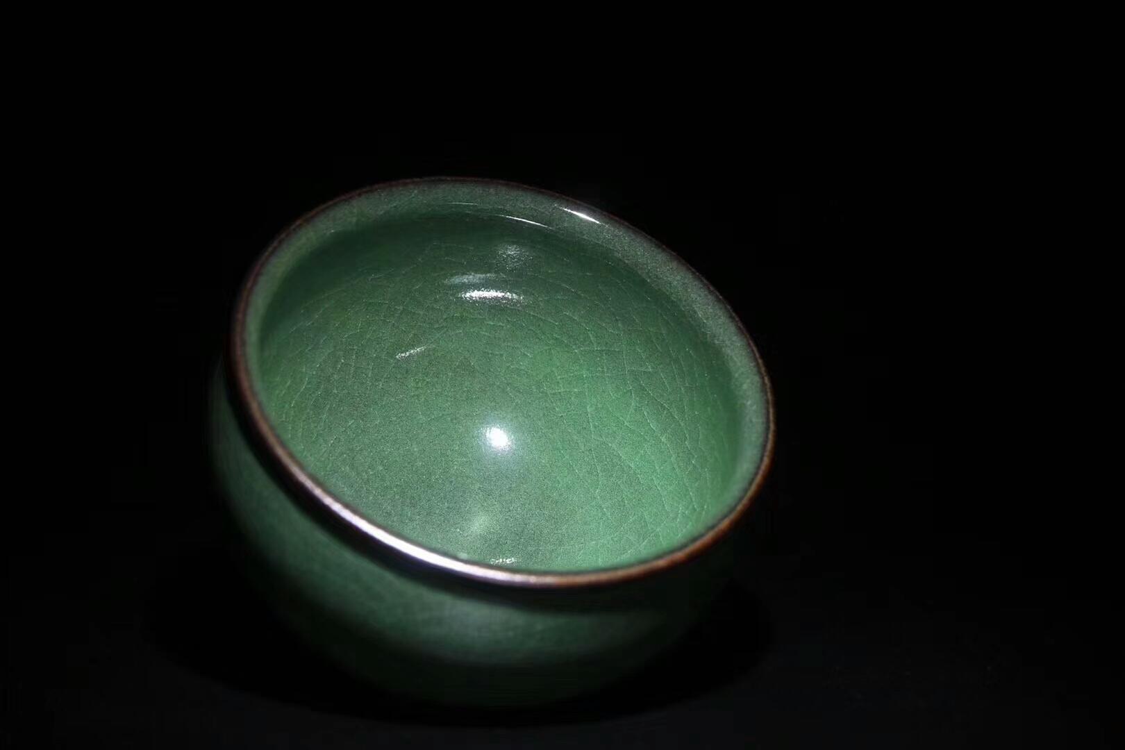 范永壽老師 作品 龍窯柴燒翡翠綠開片紋理清晰，溫潤如玉，使用后開片更漂亮[愉快]喜歡的老鐵來吧[捂臉][勾引]