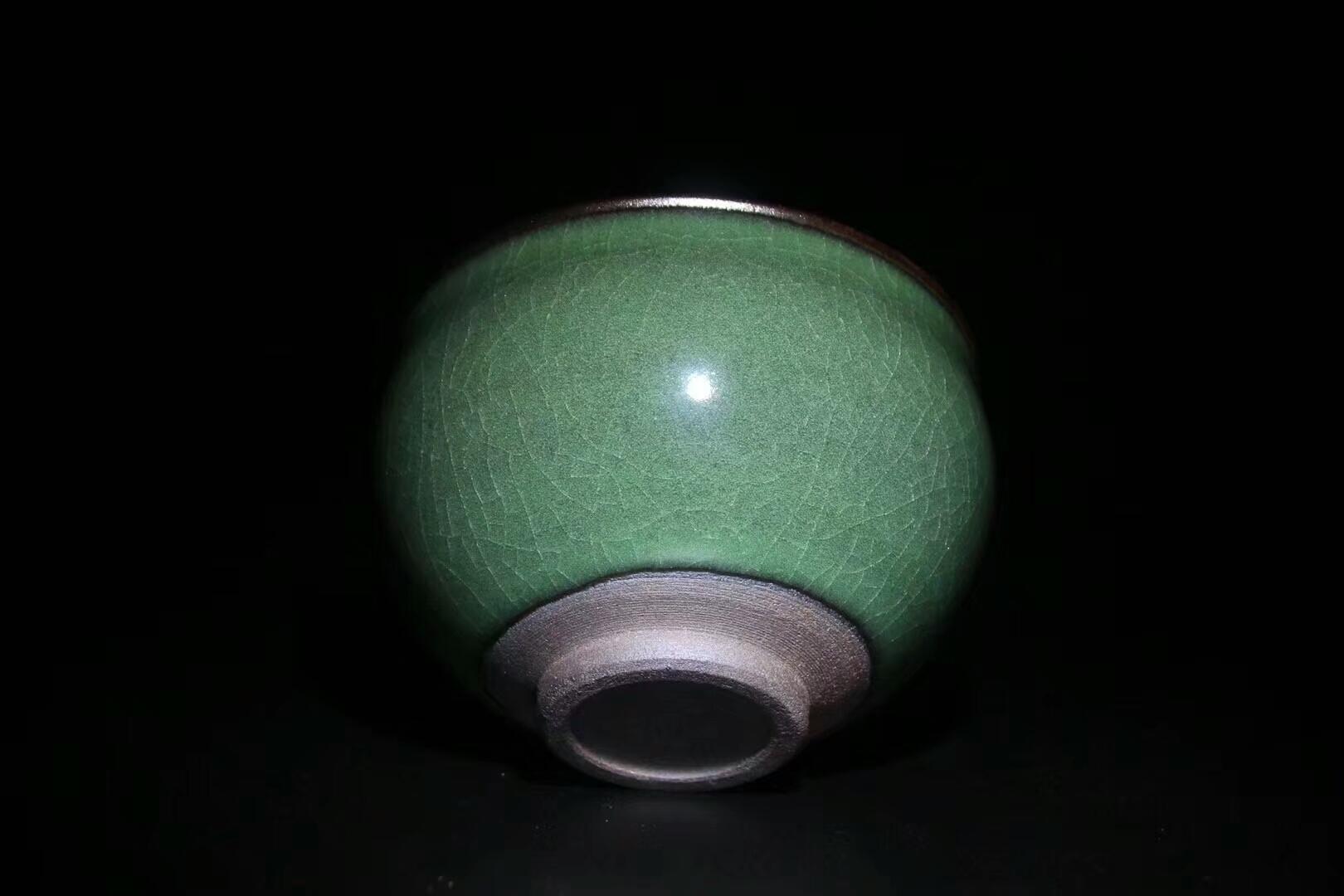 范永壽老師 作品 龍窯柴燒翡翠綠開片紋理清晰，溫潤如玉，使用后開片更漂亮[愉快]喜歡的老鐵來吧[捂臉][勾引]