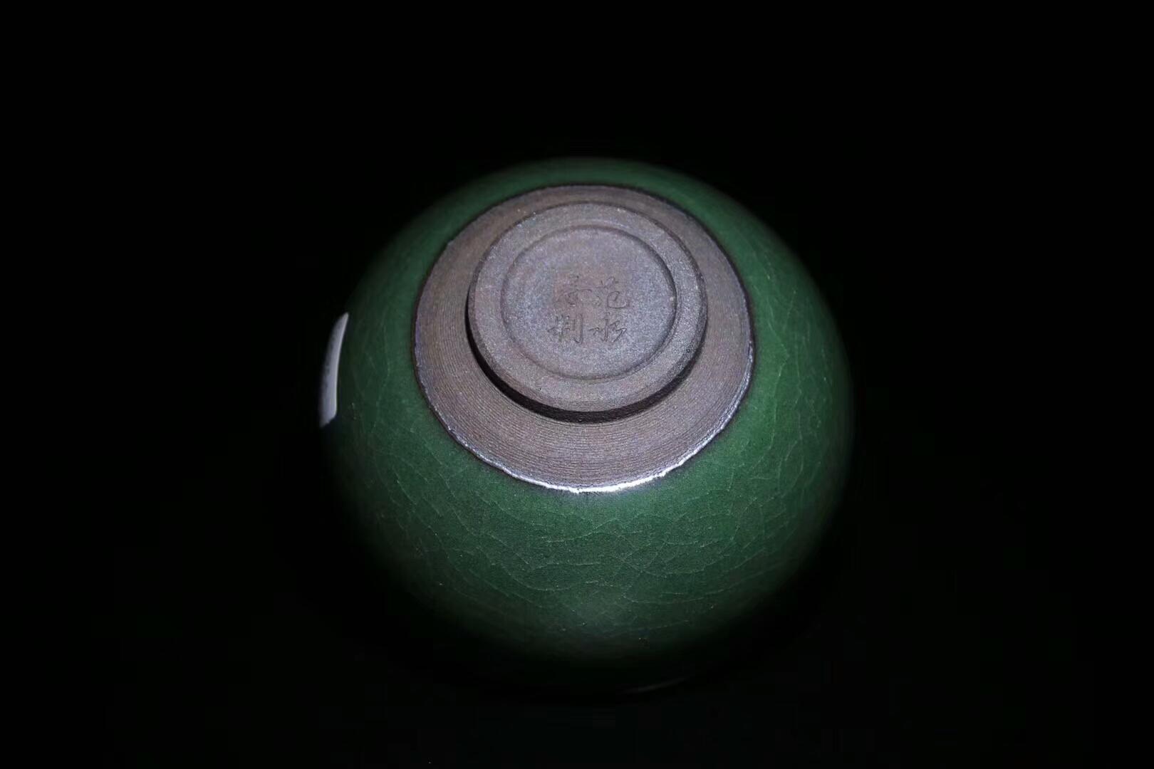 范永壽老師 作品 龍窯柴燒翡翠綠開片紋理清晰，溫潤如玉，使用后開片更漂亮[愉快]喜歡的老鐵來吧[捂臉][勾引]