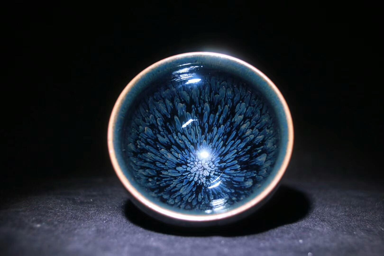 金油滴開(kāi)宗大師———黃美金老師十八周年紀(jì)念款全球限量【天外飛仙】贈(zèng)紀(jì)念銀幣  收藏價(jià)值高口徑：8cm*6.2cm