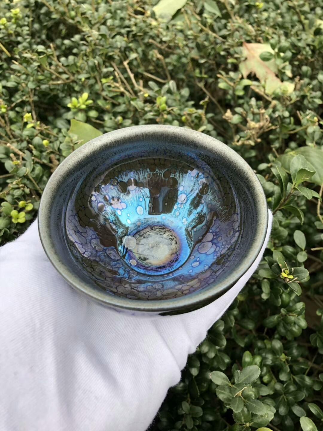 宋人經(jīng)典，今建盞傳承。 方寸之間，觀曜變回歸。 上品天曜，看宇宙變幻。     ——李遠(yuǎn)興老師作品  「天曜」束口規(guī)格9/6