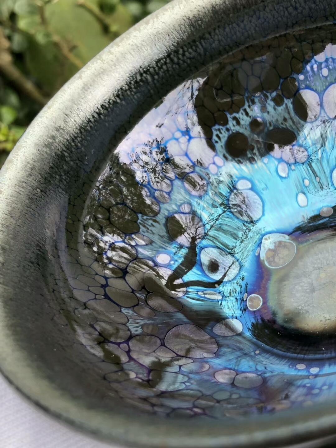 宋人經(jīng)典，今建盞傳承。 方寸之間，觀曜變回歸。 上品天曜，看宇宙變幻。     ——李遠(yuǎn)興老師作品  「天曜」束口規(guī)格9/6