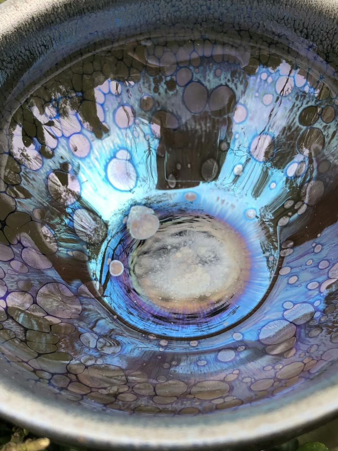 宋人經(jīng)典，今建盞傳承。 方寸之間，觀曜變回歸。 上品天曜，看宇宙變幻。     ——李遠(yuǎn)興老師作品  「天曜」束口規(guī)格9/6