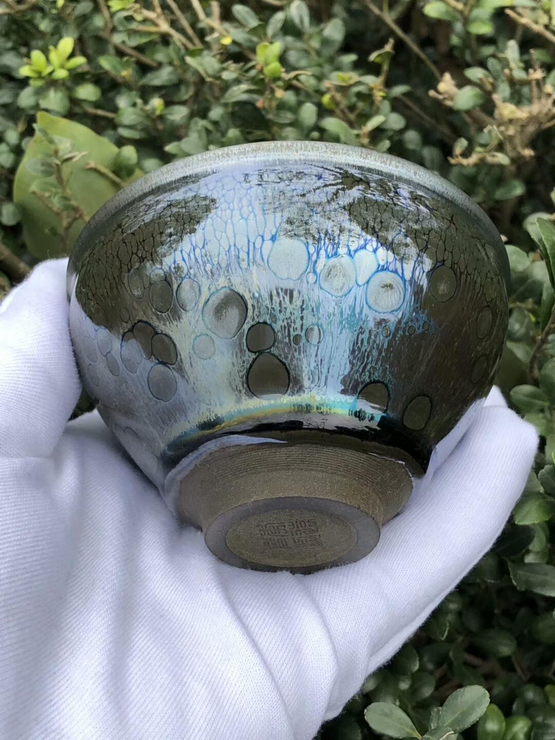 宋人經(jīng)典，今建盞傳承。 方寸之間，觀曜變回歸。 上品天曜，看宇宙變幻。     ——李遠(yuǎn)興老師作品  「天曜」束口規(guī)格9/6