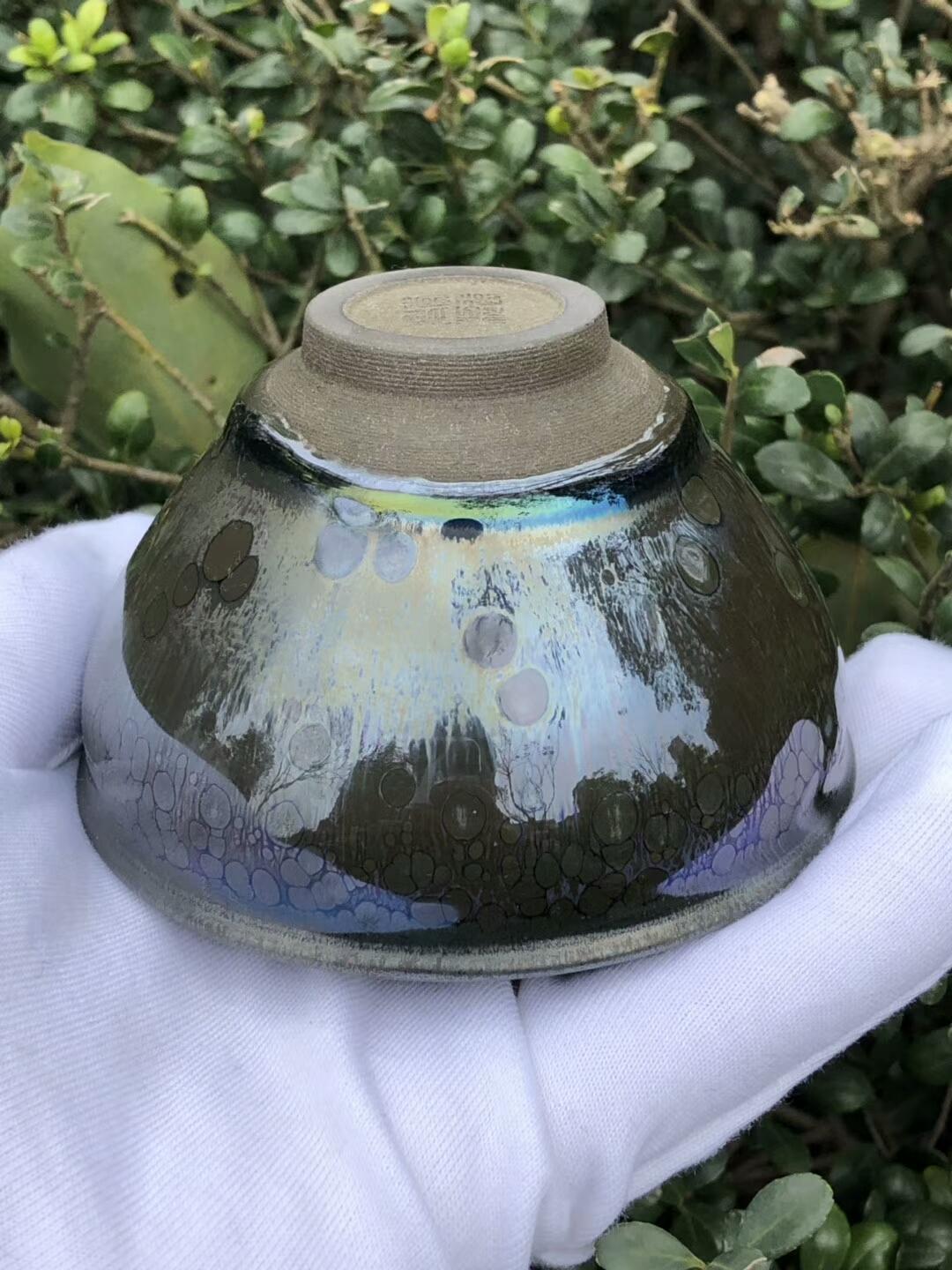 宋人經(jīng)典，今建盞傳承。 方寸之間，觀曜變回歸。 上品天曜，看宇宙變幻。     ——李遠(yuǎn)興老師作品  「天曜」束口規(guī)格9/6