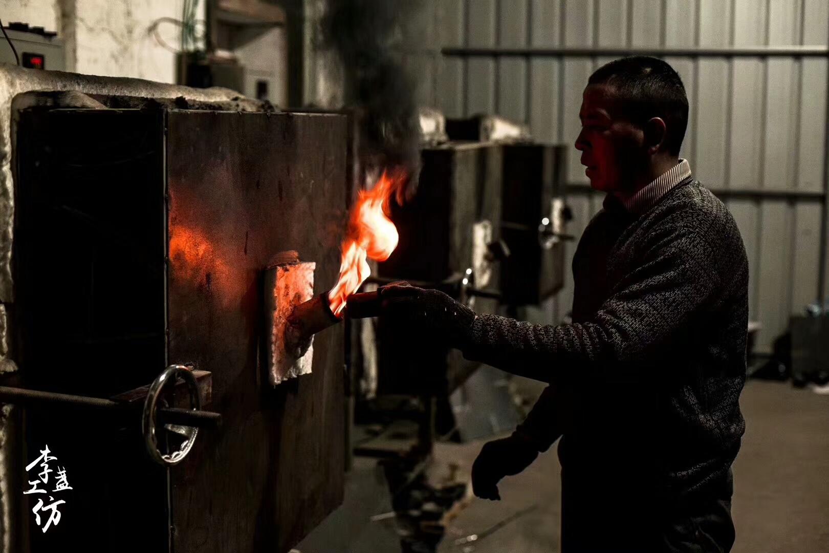 宋人經(jīng)典，今建盞傳承。 方寸之間，觀曜變回歸。 上品天曜，看宇宙變幻。     ——李遠(yuǎn)興老師作品  「天曜」束口規(guī)格9/6