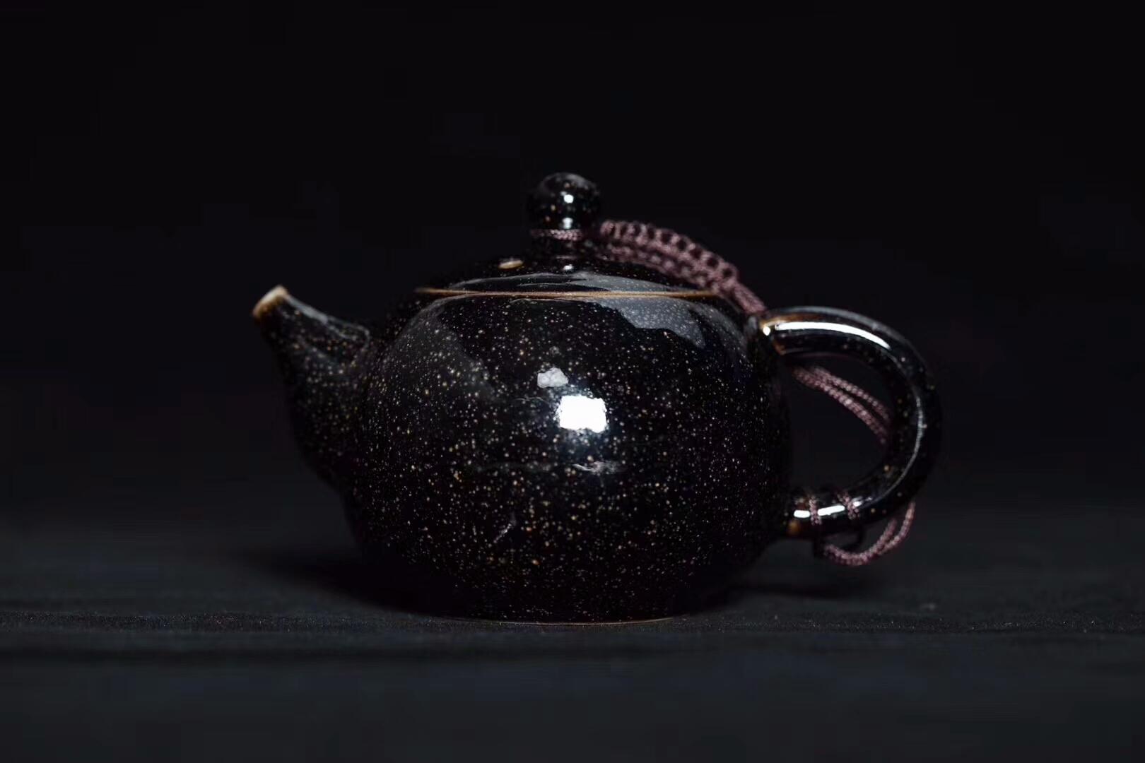 【作者】建窯四杰——廖銘 【套裝規(guī)格】公道:口徑9cm*高9cm建水:口徑10.5cm*高7.5cm壺承:口徑13.5cm*高2.8cm壺容量:150cc