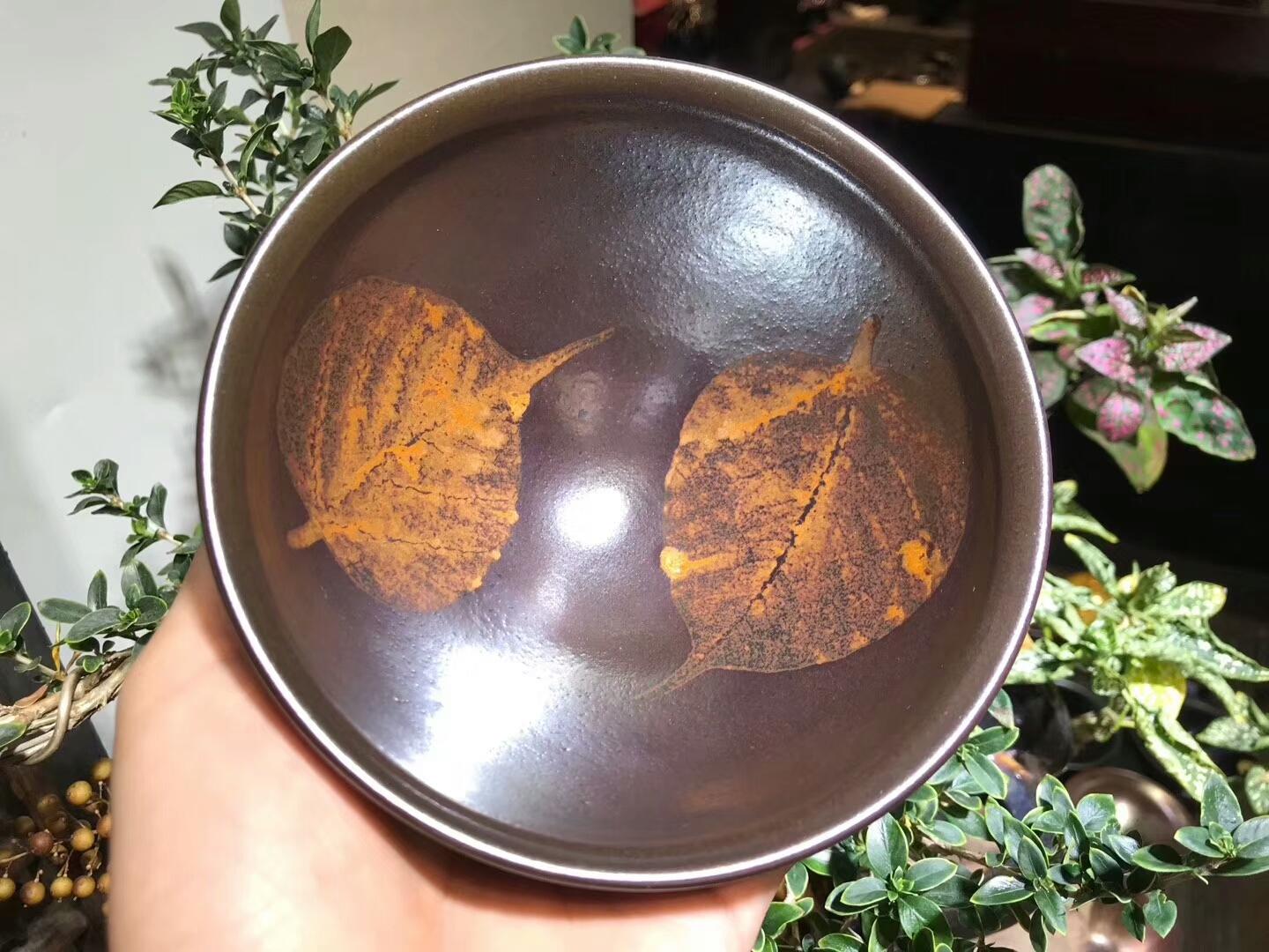 建盞國(guó)大師 作者：孫建興 作品：柿紅 雙木葉 口徑：12.7cm*7.5cm