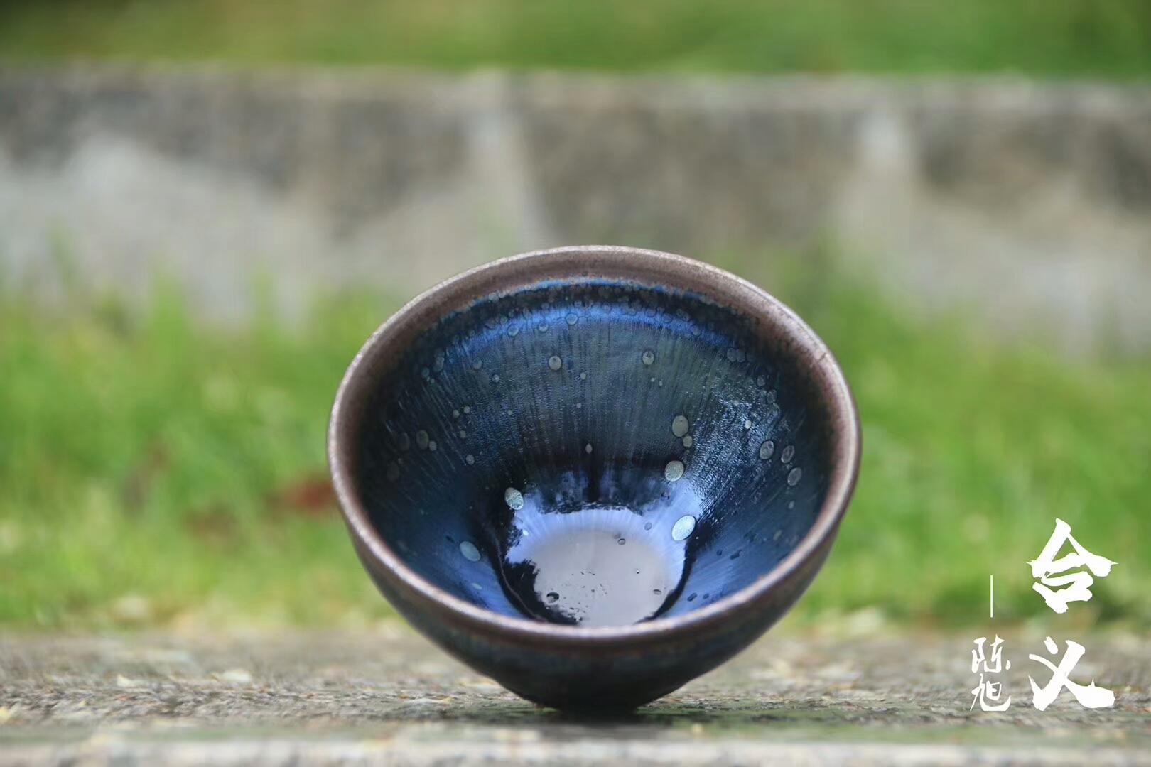 新器型 上市合義 ? 聚合天下朋友——雲(yún)谷山 作者：陳旭作品：合義 小束口 囗徑：8cm*5.6cm