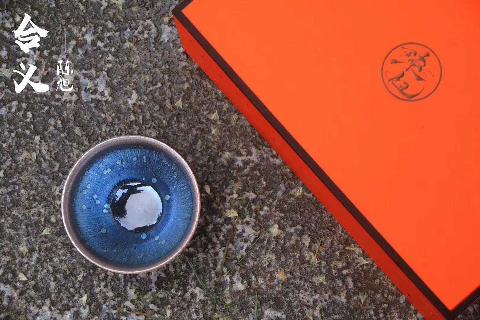 新器型 上市合義 ? 聚合天下朋友——雲(yún)谷山 作者：陳旭作品：合義 小束口 囗徑：8cm*5.6cm