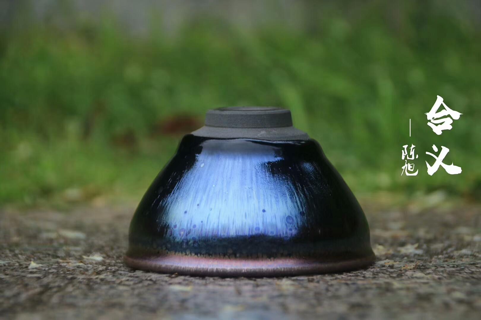 新器型 上市合義 ? 聚合天下朋友——雲(yún)谷山 作者：陳旭作品：合義 小束口 囗徑：8cm*5.6cm