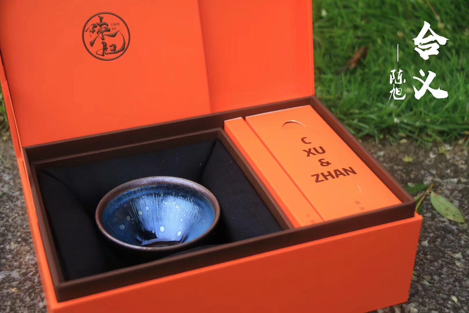 新器型 上市合義 ? 聚合天下朋友——雲(yún)谷山 作者：陳旭作品：合義 小束口 囗徑：8cm*5.6cm